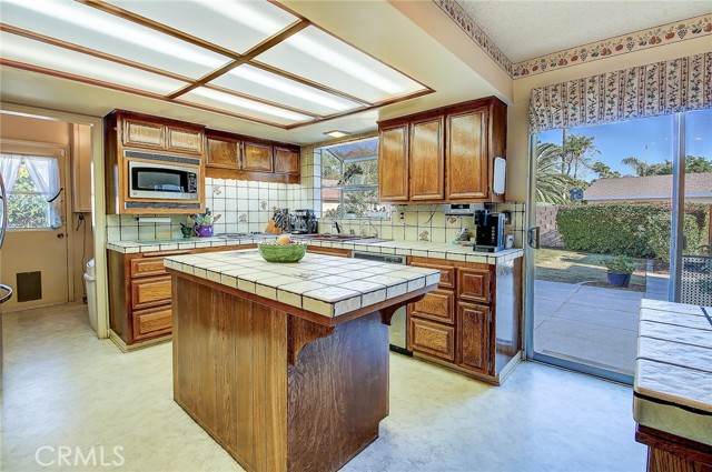 Detail Gallery Image 11 of 50 For 6401 Lancelot Ct, Riverside,  CA 92506 - 4 Beds | 3/1 Baths