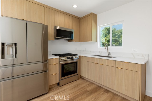 8021 West Boulevard, Inglewood CA: https://media.crmls.org/medias/8f7f329e-1173-4587-9927-a3e0dfc5f975.jpg