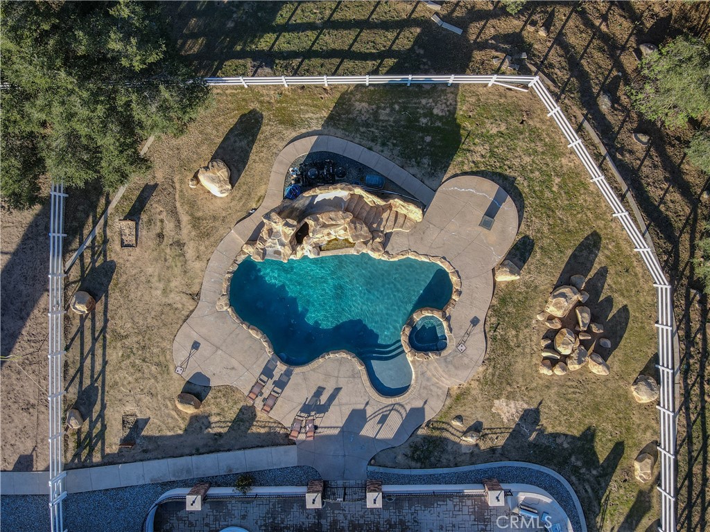 https://media.crmls.org/medias/8f7fa792-307b-45fb-9f81-d3bcb2be5cbc.jpg?preset=X-Large