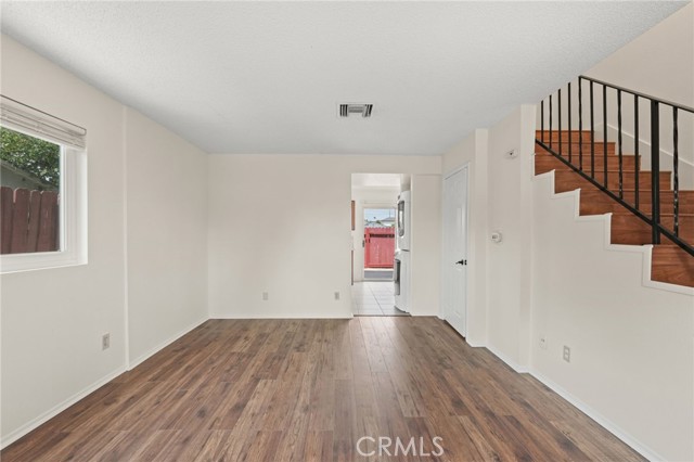 Detail Gallery Image 10 of 26 For 16015 Olympiad Ln #B,  Lake Balboa,  CA 91406 - 2 Beds | 1/1 Baths