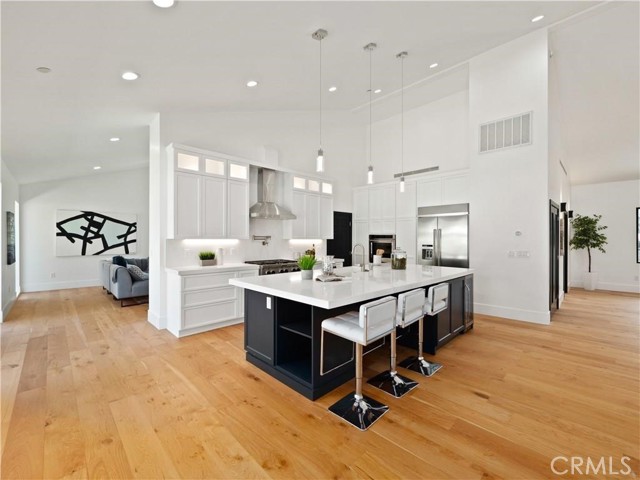 5702 Lubao Avenue, Woodland Hills CA: https://media.crmls.org/medias/8f81bb5e-672e-4846-bcdd-f17c8d0f581d.jpg