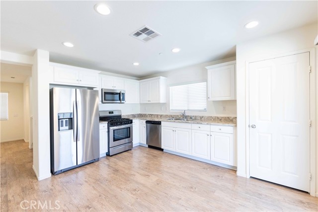 Detail Gallery Image 4 of 17 For 29462 Marblewood Ct, Winchester,  CA 92596 - 3 Beds | 2/1 Baths