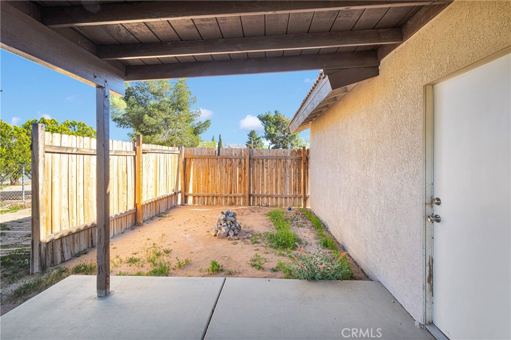 https://media.crmls.org/medias/8f867363-4476-448e-a2cb-6e0caa7c5ab8.jpg?preset=X-Large