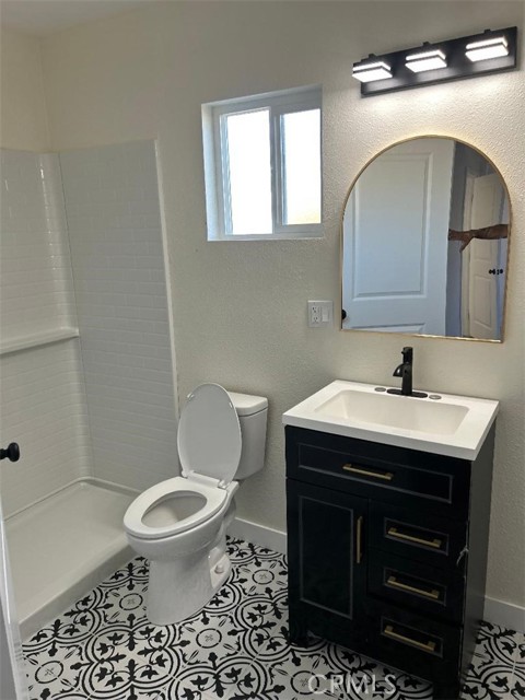 Detail Gallery Image 9 of 17 For 3475 Skylane, Jurupa Valley,  CA 92509 - 3 Beds | 2 Baths