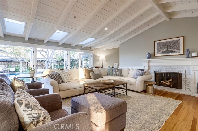 407 Mendoza Terrace, Corona del Mar CA: https://media.crmls.org/medias/8f888d81-9438-418f-b429-a3c851d588ab.jpg