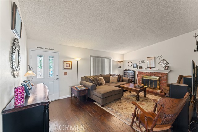 14376 Dartmouth Circle, Moorpark CA: https://media.crmls.org/medias/8f89a776-419f-45d5-bc2f-4c46b07d4c83.jpg