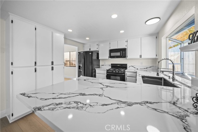 Detail Gallery Image 10 of 28 For 43909 Estrella, Lancaster,  CA 93535 - 5 Beds | 2 Baths