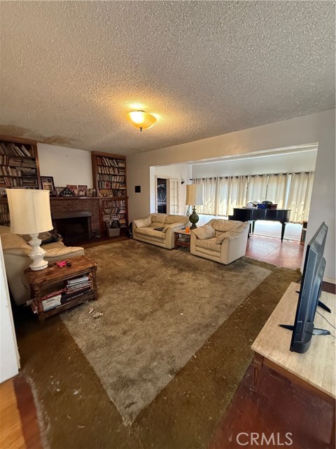 2136 S Victoria, Los Angeles CA: https://media.crmls.org/medias/8f8a47e0-5db3-4c8e-acd9-6c9c5e4a6fa2.jpg