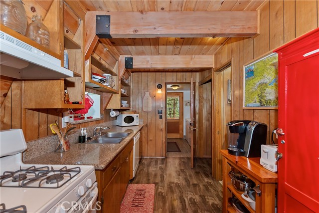 Detail Gallery Image 12 of 33 For 101 W Rainbow Bld, Big Bear City,  CA 92314 - 2 Beds | 2 Baths