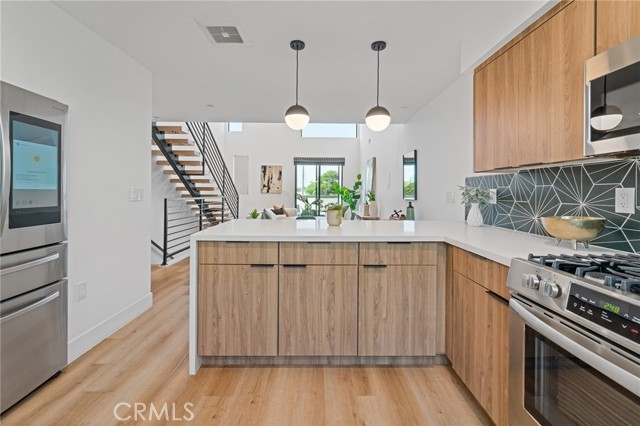 Detail Gallery Image 12 of 27 For 11314 Victory Bld, North Hollywood,  CA 91606 - 3 Beds | 3/1 Baths