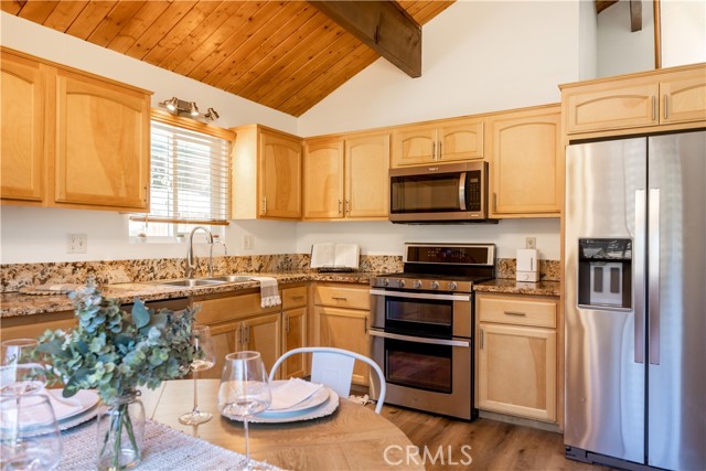 2395 Hunsaker Drive, Running Springs CA: https://media.crmls.org/medias/8f8af782-3e11-4db1-b46c-82ecfe921e77.jpg