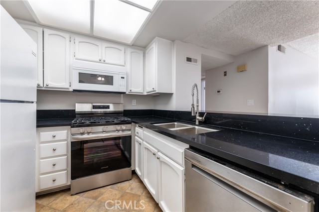 Detail Gallery Image 11 of 37 For 7800 Topanga Canyon #212,  Canoga Park,  CA 91304 - 2 Beds | 2 Baths