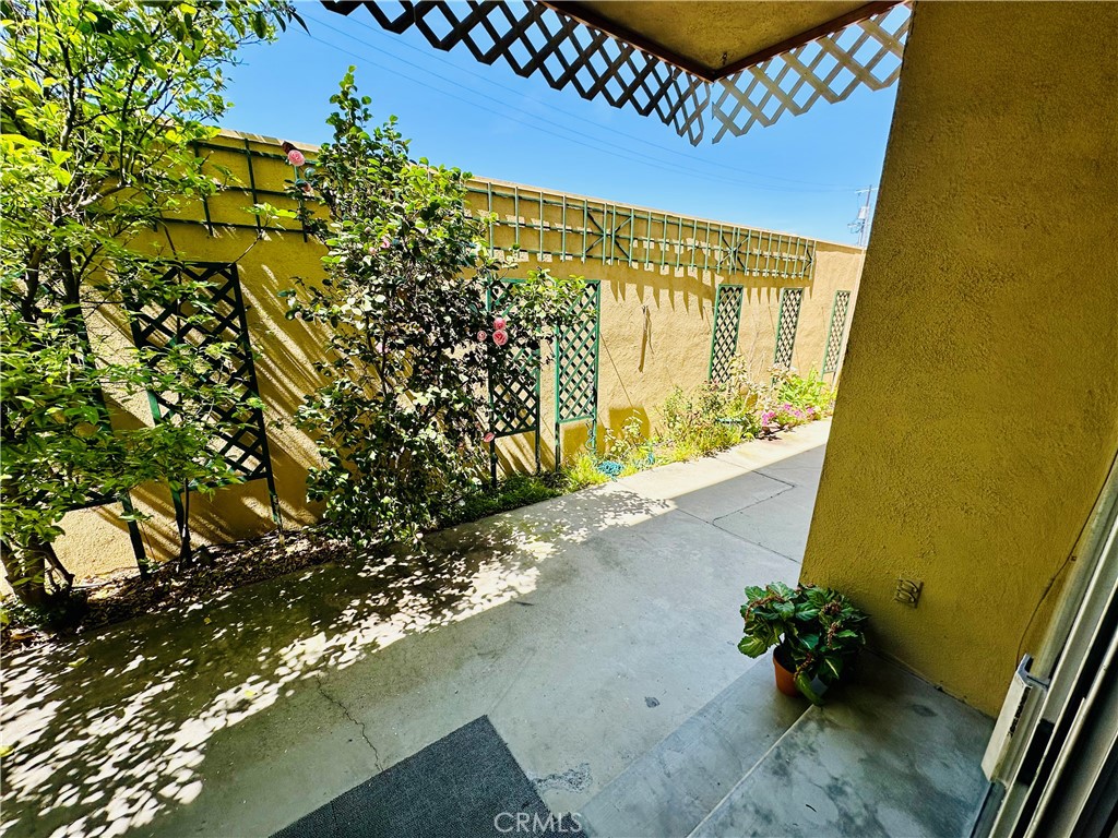 https://media.crmls.org/medias/8f8ca368-4f30-4f64-87ab-797d9fff5968.jpg?preset=X-Large