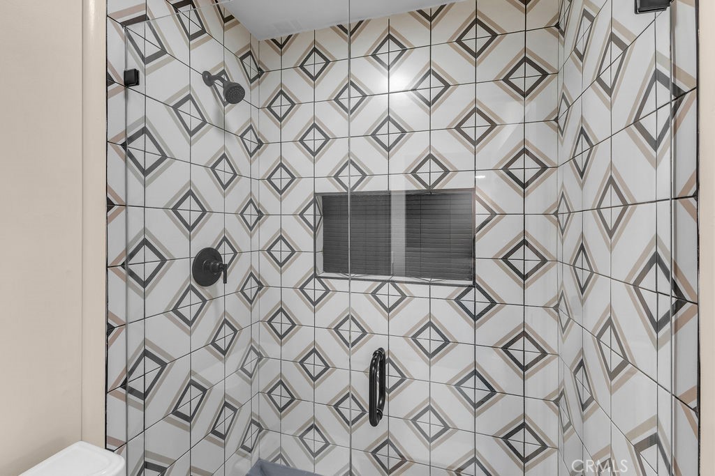 https://media.crmls.org/medias/8f8d7f2e-56ff-40bd-af4e-cc21b0d801e5.jpg?preset=X-Large