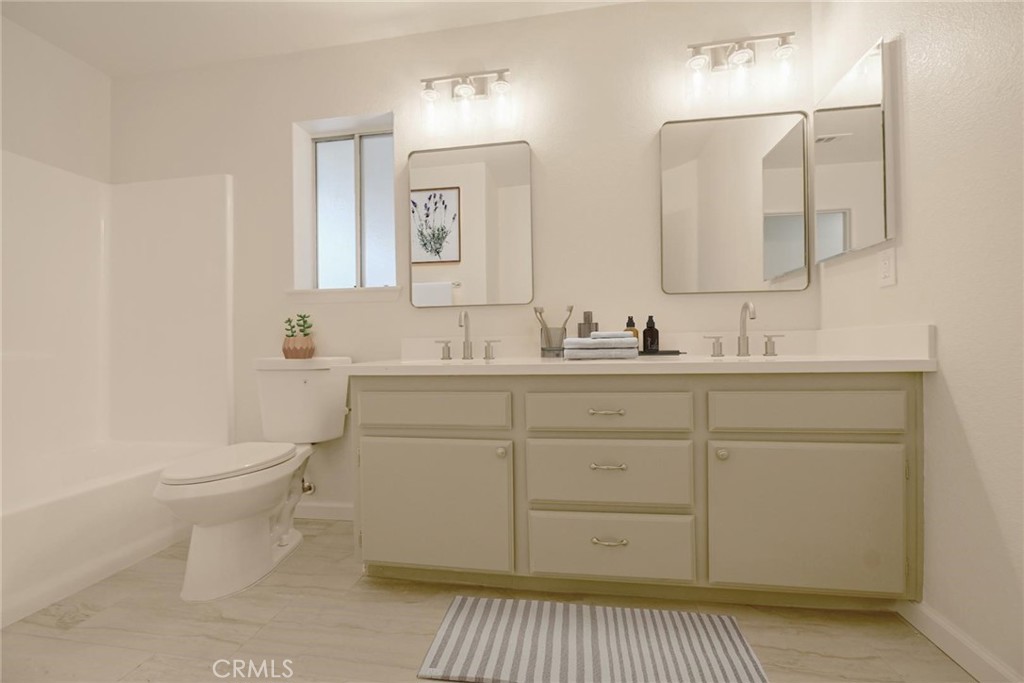 https://media.crmls.org/medias/8f94d258-d5f6-4e8c-bc0a-62104aee941f.jpg?preset=X-Large