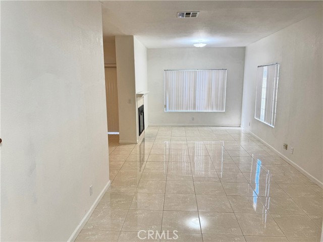 Detail Gallery Image 3 of 18 For 18319 Hart St #3,  Reseda,  CA 91335 - 4 Beds | 4 Baths