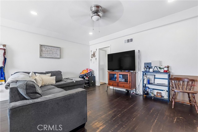 Detail Gallery Image 5 of 36 For 1627 Broad Ave, Wilmington,  CA 90744 - – Beds | – Baths