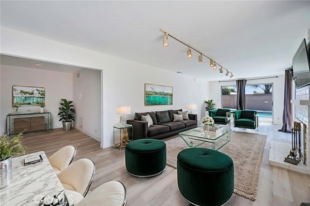 19342 Salmon Lane, Huntington Beach CA: https://media.crmls.org/medias/8fa064fb-c46d-4400-a7e3-6d1011b017db.jpg