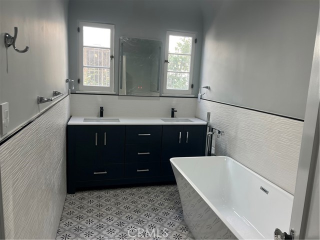 Detail Gallery Image 3 of 7 For 6132 W 6th St, Los Angeles,  CA 90048 - 3 Beds | 2 Baths