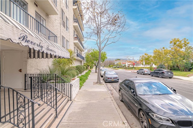 1115 S Elm Drive, Los Angeles CA: https://media.crmls.org/medias/8fa521b6-53a6-484b-bae6-d62f354d1511.jpg