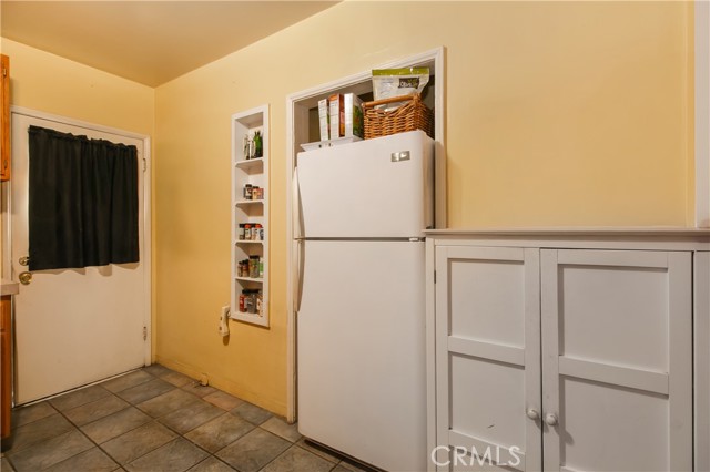 Detail Gallery Image 4 of 28 For 1329 -1331 N Screenland Dr #1329-1331,  Burbank,  CA 91505 - 4 Beds | 2 Baths