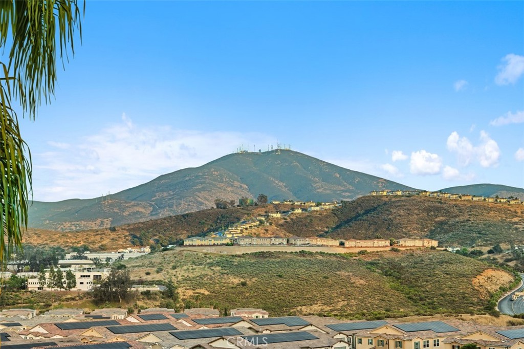 https://media.crmls.org/medias/8fad2977-30af-405b-b8bf-c4e24296ce8d.jpg?preset=X-Large
