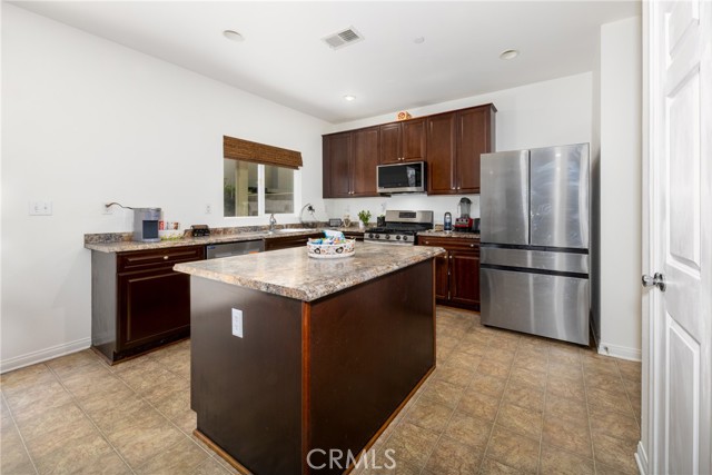 5534 Hartness Court, Fontana CA: https://media.crmls.org/medias/8fadeaf1-cfc7-4ac2-9621-447b10ace999.jpg