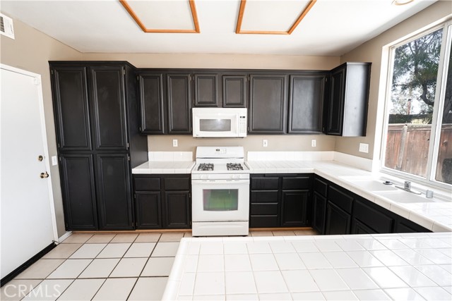 Detail Gallery Image 12 of 39 For 323 Camden Ct, Corona,  CA 92879 - 3 Beds | 2/1 Baths