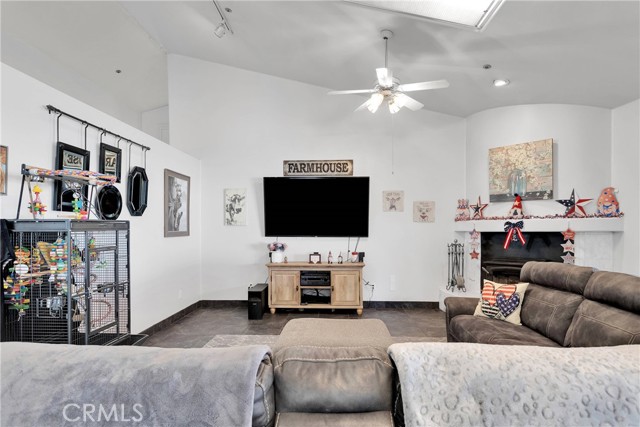 Detail Gallery Image 14 of 62 For 12546 Autumn Leaves Ave, Victorville,  CA 92395 - 5 Beds | 3/1 Baths
