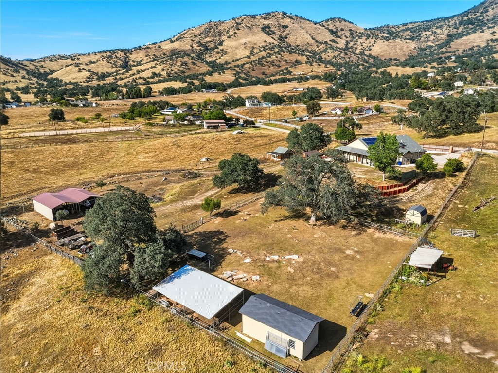 https://media.crmls.org/medias/8fb33242-80c7-4571-bdd0-405e344fa565.jpg?preset=X-Large