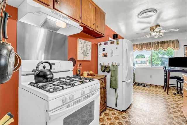 4825 Putter Lane, Bakersfield CA: https://media.crmls.org/medias/8fb41a92-f376-413d-83a7-9be61a5b770a.jpg