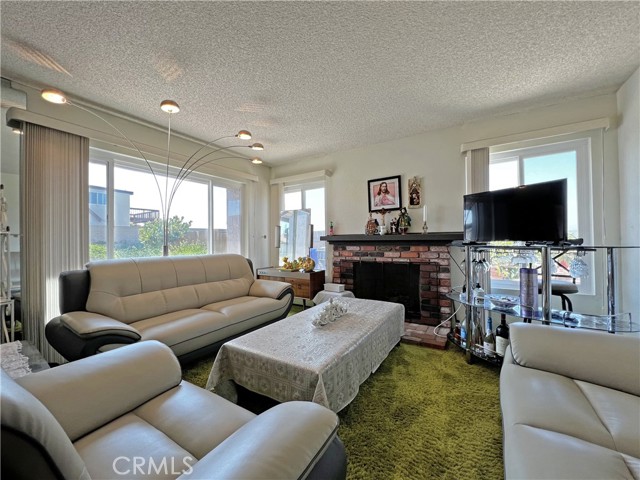 6426 Calle Pavana, San Diego, California 92139, 3 Bedrooms Bedrooms, ,2 BathroomsBathrooms,Residential,For Sale,Calle Pavana,TR24112730