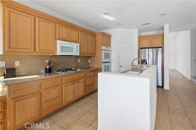 18075 Lakeview Drive, Victorville CA: https://media.crmls.org/medias/8fbcb973-5b20-4cb8-98e5-c704e31f1996.jpg