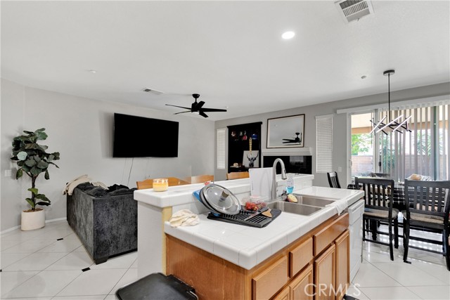 Detail Gallery Image 11 of 35 For 18261 Laguna Pl, Fontana,  CA 92336 - 4 Beds | 2/1 Baths