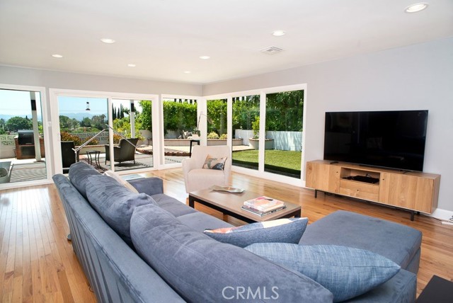 8464 Moorcroft Avenue, West Hills CA: https://media.crmls.org/medias/8fbdb02e-fabd-4655-b07a-3636ded63f38.jpg