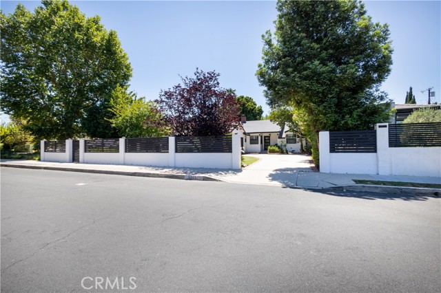 Detail Gallery Image 2 of 30 For 5715 Cahill Ave, Tarzana,  CA 91356 - 3 Beds | 2 Baths