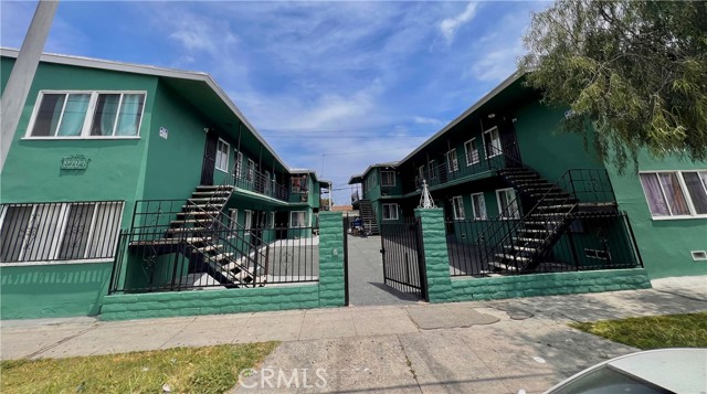 8708 S Central Avenue, Los Angeles CA: https://media.crmls.org/medias/8fbe612c-5979-4ed6-aa2e-997b5f2f01c8.jpg