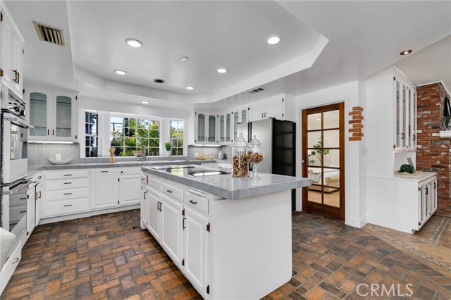 37 Sierra Madre Boulevard, Arcadia CA: https://media.crmls.org/medias/8fbeda41-3ca9-48c8-a0e1-190474897b5b.jpg