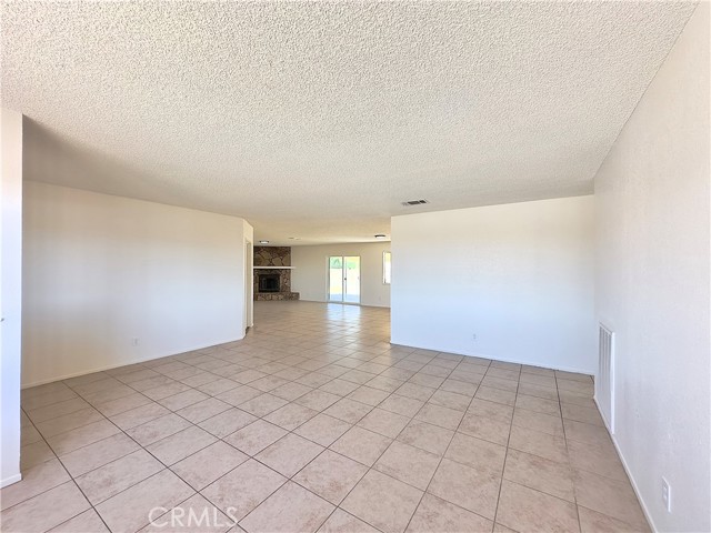 22311 Thunderbird Road, Apple Valley CA: https://media.crmls.org/medias/8fc1aba2-e878-4d0d-a440-7a7a87d7da5d.jpg