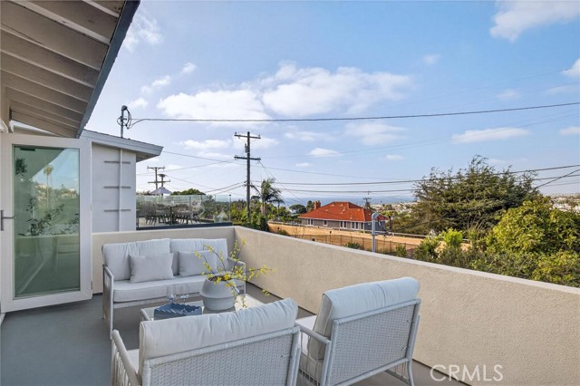 Detail Gallery Image 15 of 61 For 221 via Los Miradores, Redondo Beach,  CA 90277 - 4 Beds | 3/1 Baths