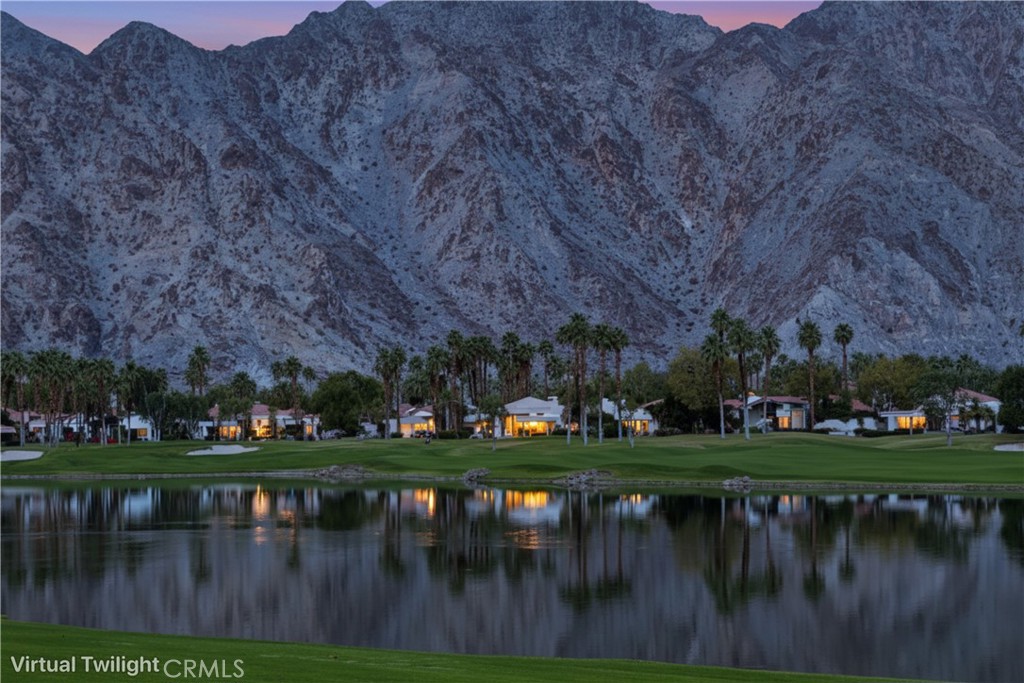 https://media.crmls.org/medias/8fc972fd-104d-4d31-8a39-a5ccc7368646.jpg?preset=X-Large