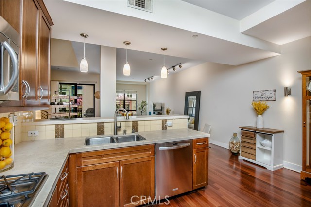 Detail Gallery Image 9 of 41 For 395 E 4th St #3,  Long Beach,  CA 90802 - 2 Beds | 2 Baths