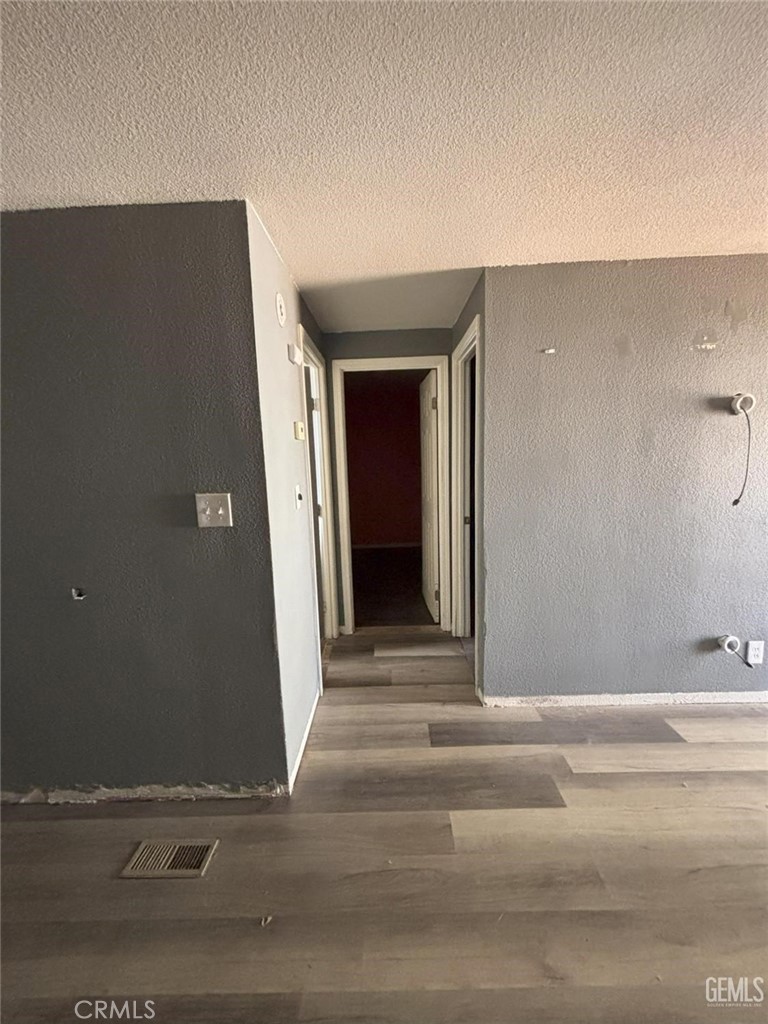 https://media.crmls.org/medias/8fce2757-d0b5-423d-9c8b-86818ac5c69c.jpg?preset=X-Large