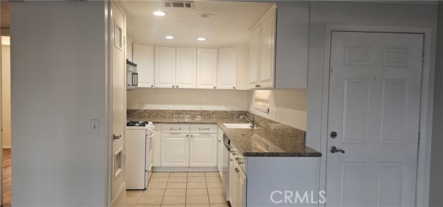 Detail Gallery Image 4 of 18 For 1085 Circle City Dr #202,  Corona,  CA 92879 - 2 Beds | 2 Baths