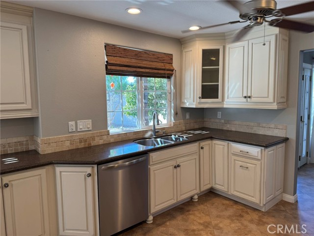 Detail Gallery Image 9 of 20 For 1990 Willowbrook, Oceanside,  CA 92056 - 4 Beds | 3 Baths