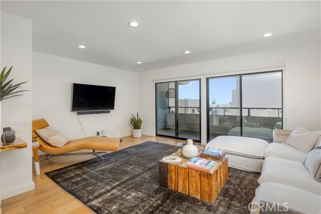 Detail Gallery Image 2 of 32 For 439 Camino De Las Colinas, Redondo Beach,  CA 90277 - 3 Beds | 2/1 Baths