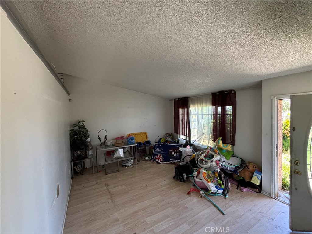 https://media.crmls.org/medias/8fd8a7a3-6495-44ee-afa8-bc0a1edeaff8.jpg?preset=X-Large