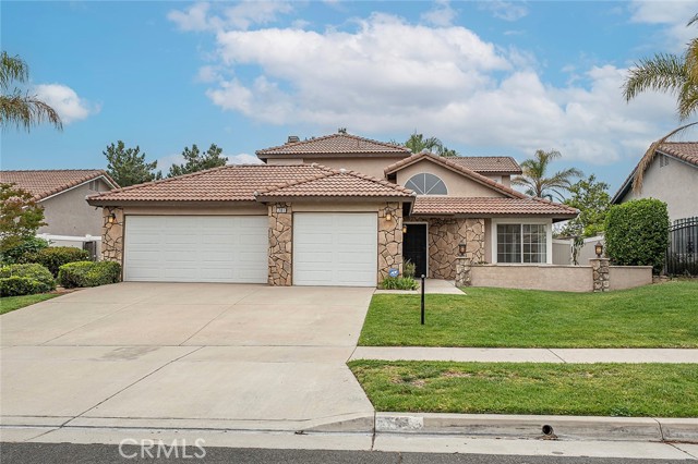 701 Black Oak Circle, Corona CA: https://media.crmls.org/medias/8fda6869-d50f-4e98-bde7-96407b5d5d27.jpg