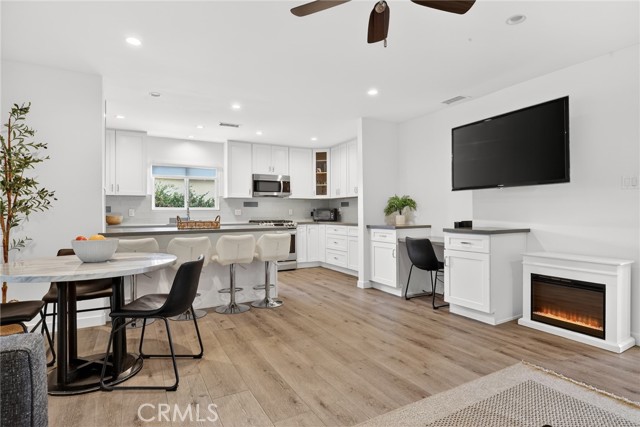 Detail Gallery Image 4 of 21 For 6565 Randi, Woodland Hills,  CA 91303 - 4 Beds | 3 Baths