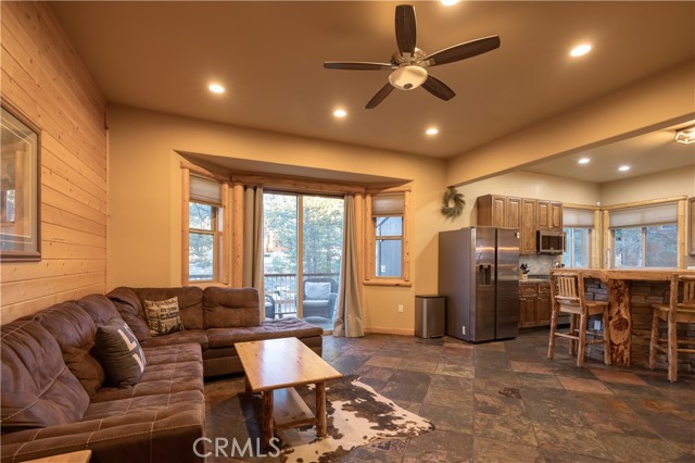 325 Stoney Creek Road, Big Bear Lake CA: https://media.crmls.org/medias/8fdce237-099c-43c0-b5d4-95a35a1a3702.jpg